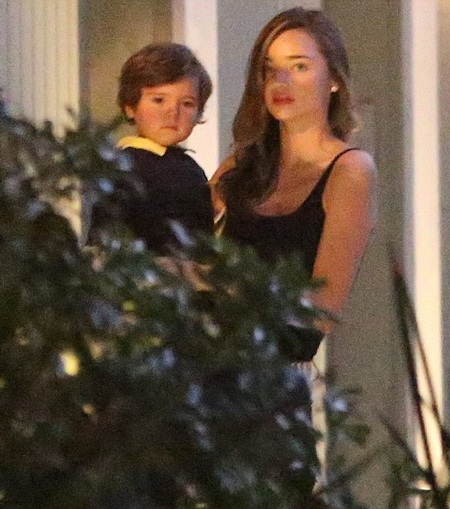 Siêu mẫu Miranda Kerr hò hẹn với triệu phú nổi tiếng “sát gái” - 5 Miranda Kerr còn mang theo một vú em và trợ lý tới ngôi biệt thự sang trọng này.