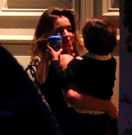 Siêu mẫu Miranda Kerr hò hẹn với triệu phú nổi tiếng “sát gái” - 9 Ba tháng trước, Miranda Kerr còn hè hẹn với tỉ phú James Parker, một người bạn của vợ chồng cô.