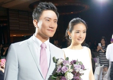 Lâm Y Thần nhận quà của ông xã, vốn là một doanh nhân trẻ.