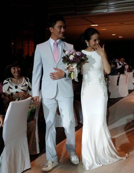 Lâm Y Thần nhận quà của ông xã, vốn là một doanh nhân trẻ.