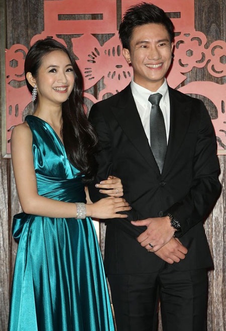 Lâm Y Thần nhận quà của ông xã, vốn là một doanh nhân trẻ.