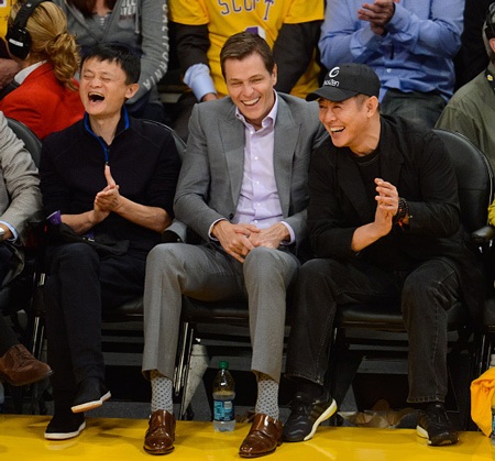 Nam diễn viên hành động Lý Liên Kiệt (phải) đi cùng một vài người bạn.