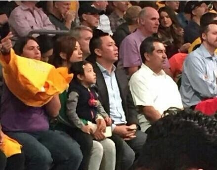 Vợ chồng Triệu Vy đưa con gái đi xem bóng rổ ở Mỹ