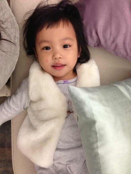 Vợ chồng Triệu Vy ngồi giữa những khán giả khác trong trận bóng rổ thu hút.