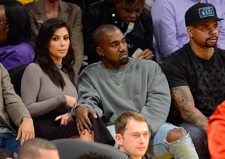 Kanye đặt tay lên đùi vợ và thường xuyên quay sang trao đổi với cô.