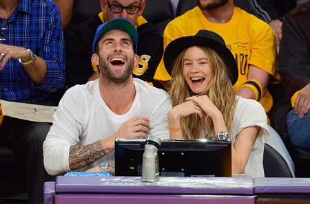 Vợ chồng Adam Levine - Behati Prinsloo cười tươi trên hàng ghế khán giả.