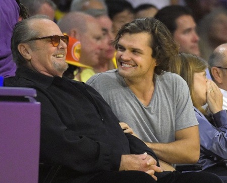 Cha con Jack Nicholson cũng rất thoải mái khi cùng theo dõi trận bóng rổ thú vị.