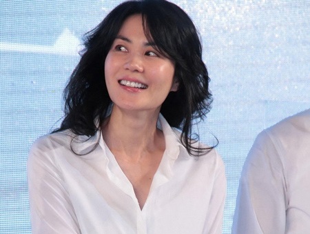 Vương Phi trẻ đẹp hơn từ khi nối lại với Tạ Đình Phong