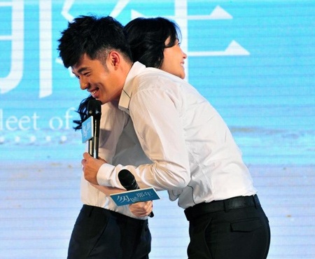 Vương Phi trẻ trung và giản dị tham dự buổi họp báo giới thiệu kế hoạch thực hiện MV