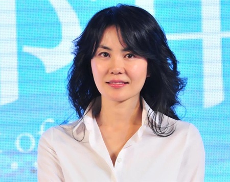 Vương Phi trẻ trung và giản dị tham dự buổi họp báo giới thiệu kế hoạch thực hiện MV