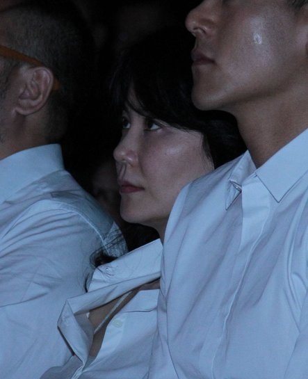 Vương Phi trẻ đẹp hơn từ khi nối lại với Tạ Đình Phong