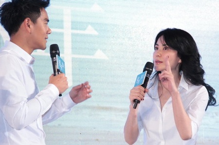 Vương Phi trẻ đẹp hơn từ khi nối lại với Tạ Đình Phong