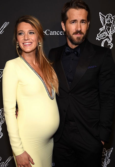 Người đẹp 27 tuổi trông rất hạnh phúc và đẹp đôi bên ông xã điển trai.