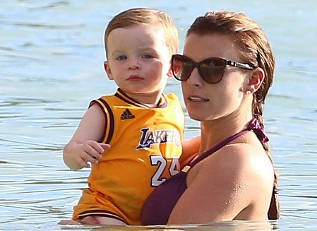 Coleen bế cậu con trai thứ hai trên tay và cho bé làm quen với nước.