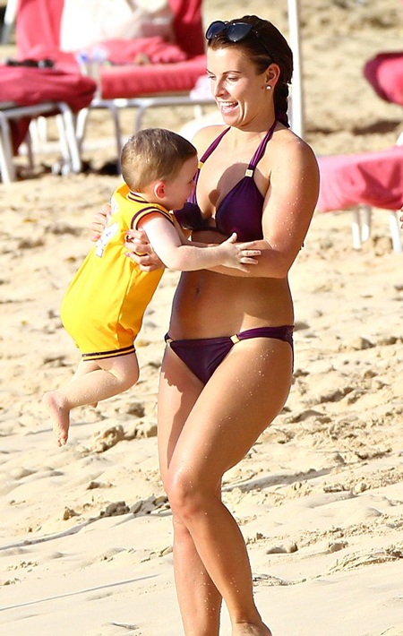 Coleen bế cậu con trai thứ hai trên tay và cho bé làm quen với nước.