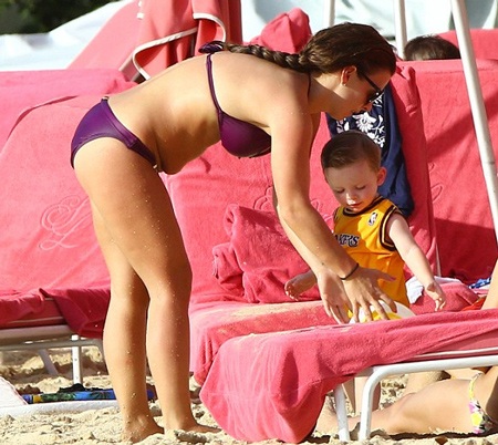 Coleen bế cậu con trai thứ hai trên tay và cho bé làm quen với nước.