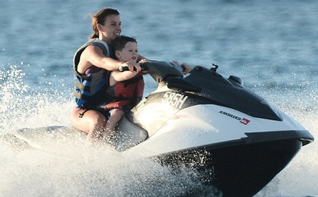 Cậu nhóc tỏ ra rất thích thú với một bộ môn thể thao mạo hiểm như thế này.