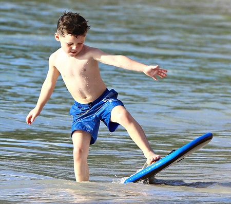 Cậu nhóc tỏ ra rất thích thú với một bộ môn thể thao mạo hiểm như thế này.