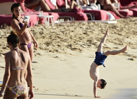 Kai biểu diễn cho mẹ chụp ảnh.