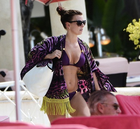 Kai biểu diễn cho mẹ chụp ảnh.