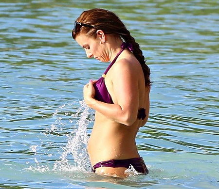 Bà mẹ hai con tự tin diện áo tắm khoe đường cong sau hai lần sinh nở.