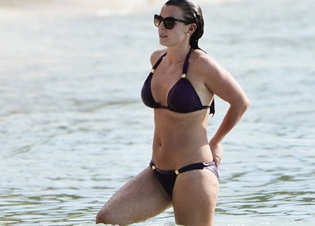 Kai biểu diễn cho mẹ chụp ảnh.