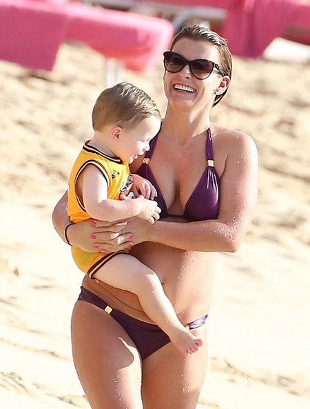 Coleen đưa cậu con trai thứ hai mới được hơn một tuổi đi dạo.