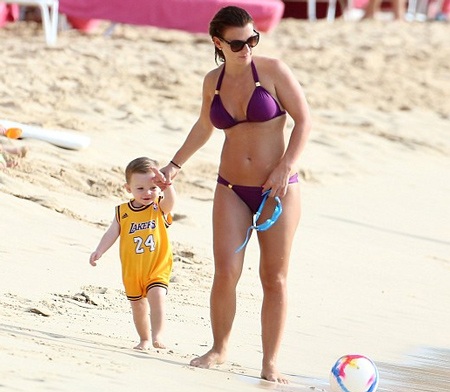 Coleen đưa cậu con trai thứ hai mới được hơn một tuổi đi dạo.