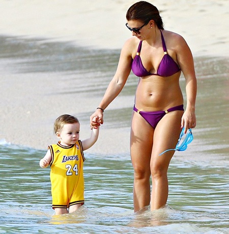 Coleen đưa cậu con trai thứ hai mới được hơn một tuổi đi dạo.