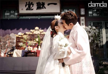 Sau đó cô dâu và chú rể tiếp tục thay trang phục để tham gia tiệc cưới ngoài trời.