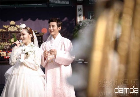 Chae Rim và chồng gửi lời cảm ơn bạn bè, người thân đã tham dự đám cưới của họ.