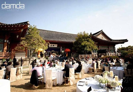 Bữa tiệc cưới được thực hiện ngoài trời. 