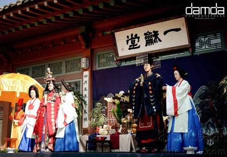 Những người chứng kiến hôn lễ này đều cảm giác như đang xem một bộ phim cổ trang.