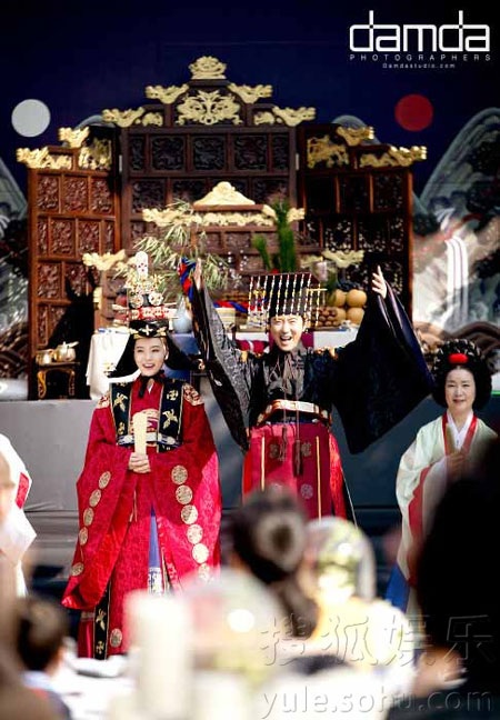 Chú rể Cao Tử Kỳ tỏ ra thích thú khi được thực hiện nghi lễ truyền thống của Hàn Quốc. 