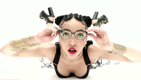 Một số hình ảnh độc đáo, ấn tượng của FKA trong clip ca nhạc mới trình làng.