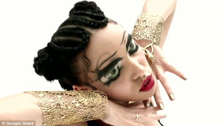 Một số hình ảnh độc đáo, ấn tượng của FKA trong clip ca nhạc mới trình làng.