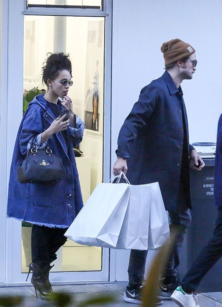 Robert Pattinson hiện rất hạnh phúc bên bạn gái mới, FKA