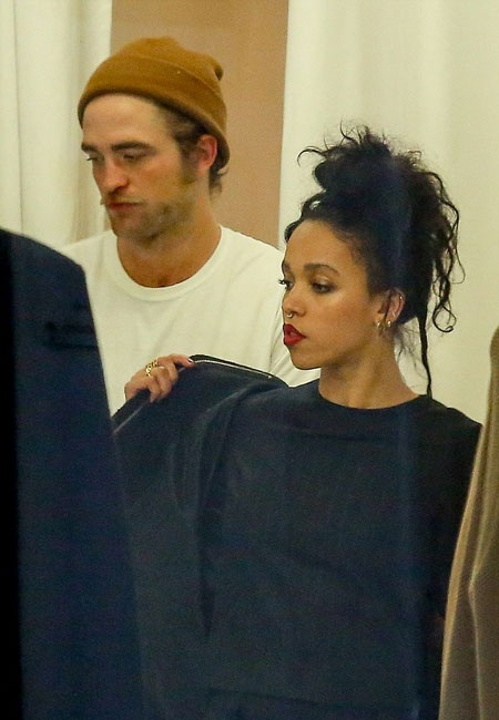 Robert đang tháp tùng bạn gái đi lưu diễn tại châu Âu, vào tháng 11 tới, họ sẽ có mặt tại Mỹ.