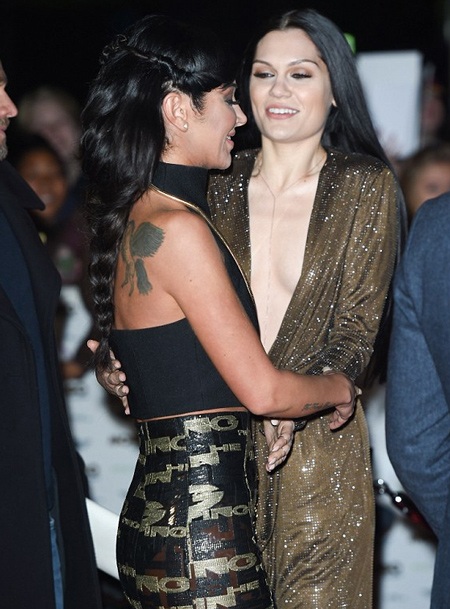 Jessie J thân thiện với những người đồng nghiệp cô gặp trên thảm đỏ lễ trao giải.