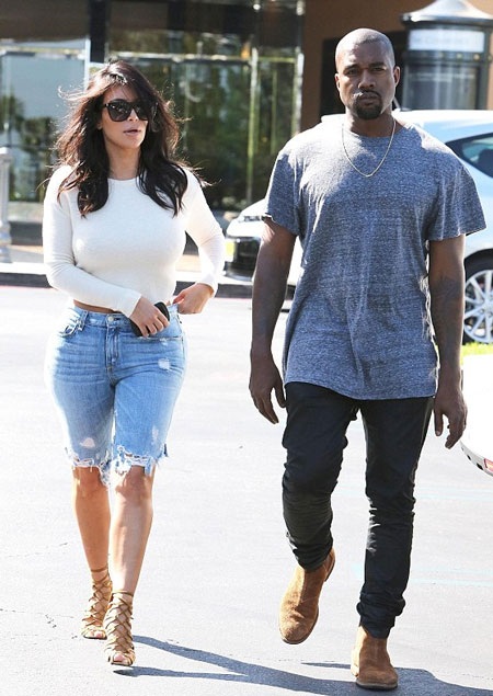 Kim Kardashian đi dạo phố cùng chồng, rapper Kanye West, tại Calabasas, Los Angeles, ngày 19/10.