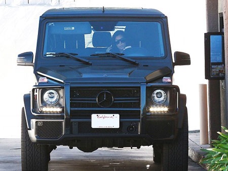 Kim lái xe một mình mà không có chồng đi cùng.