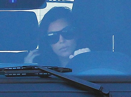 Kim lái xe một mình mà không có chồng đi cùng.