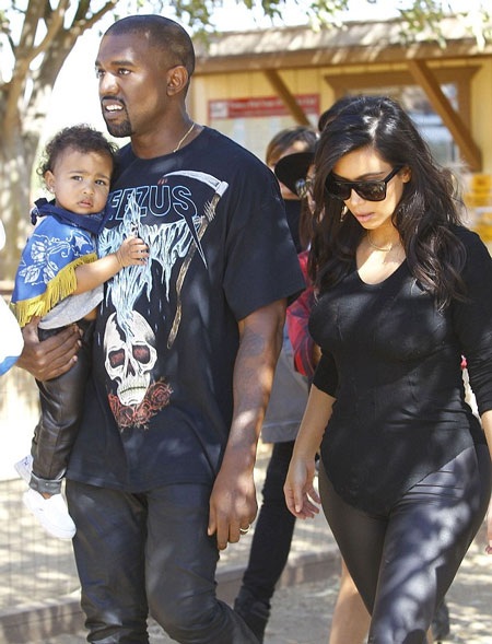 Gia đình hạnh phúc của Kim và Kanye thu hút sự chú ý của người hâm mộ trong công viên.
