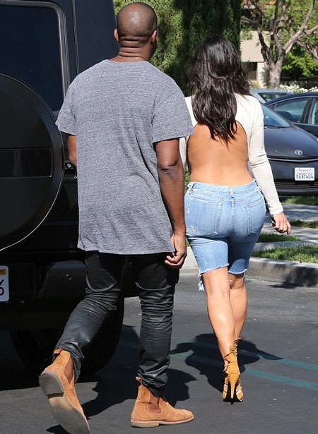 Chiếc áo táo bạo của Kim giúp cô khoe toàn bộ phần lưng.