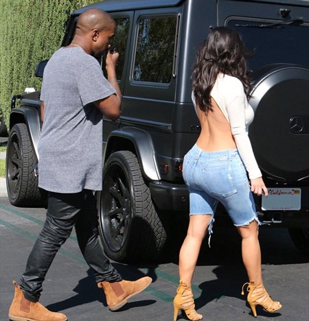 Chiếc áo táo bạo của Kim giúp cô khoe toàn bộ phần lưng.