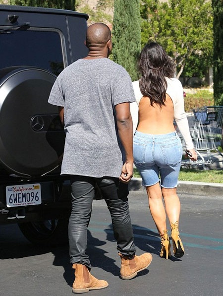 Chiếc áo táo bạo của Kim giúp cô khoe toàn bộ phần lưng.