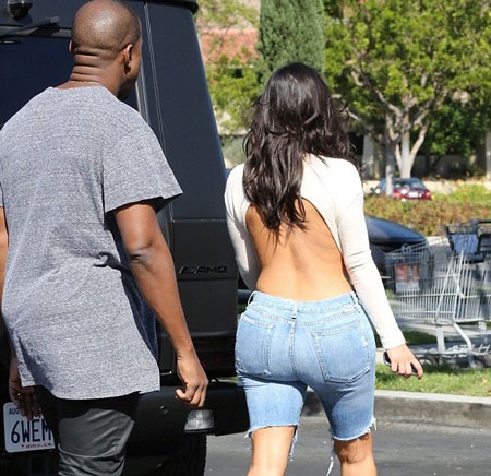 Chiếc áo táo bạo của Kim giúp cô khoe toàn bộ phần lưng.