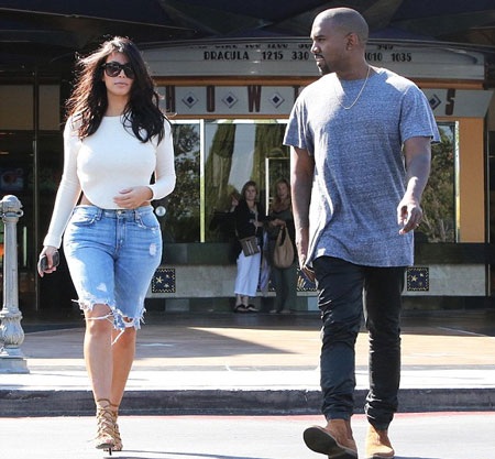 Chiếc áo táo bạo của Kim giúp cô khoe toàn bộ phần lưng.