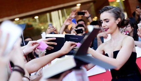 Lily ký tặng người hâm mộ tại Ý.