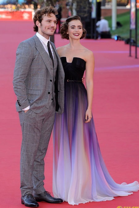 Lily ký tặng người hâm mộ tại Ý.